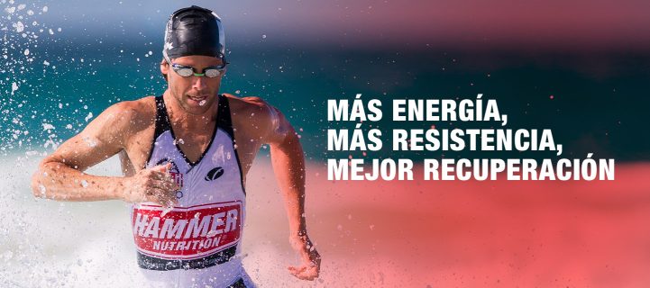 Atleta con traje de triatlón nadando en el mar, promoviendo suplementos energéticos.